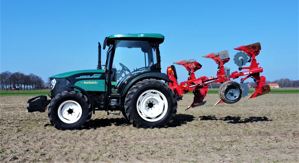 Praca Arbosem 3075 w polu z pługiem